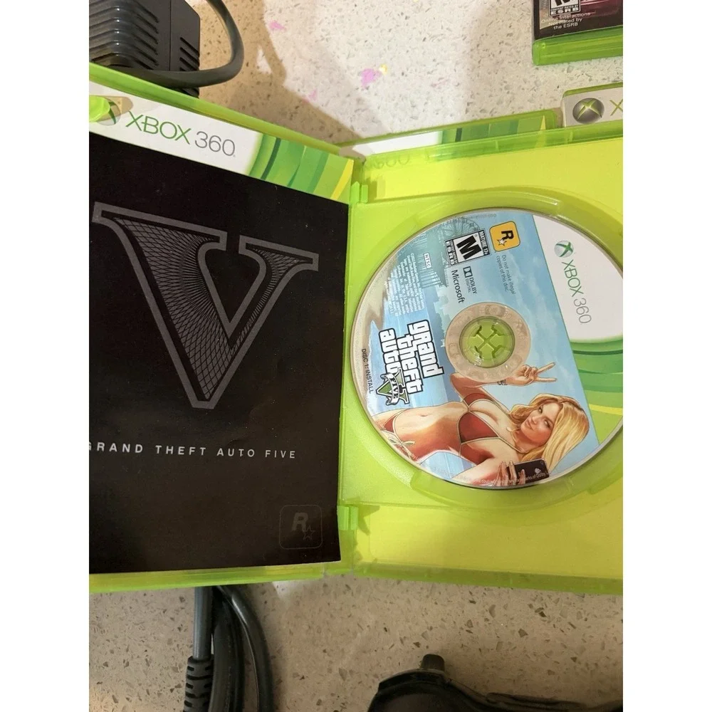 Microsoft Xbox‎ 360 ,2 Controllers ,cables HDMI Cable ,4 Games